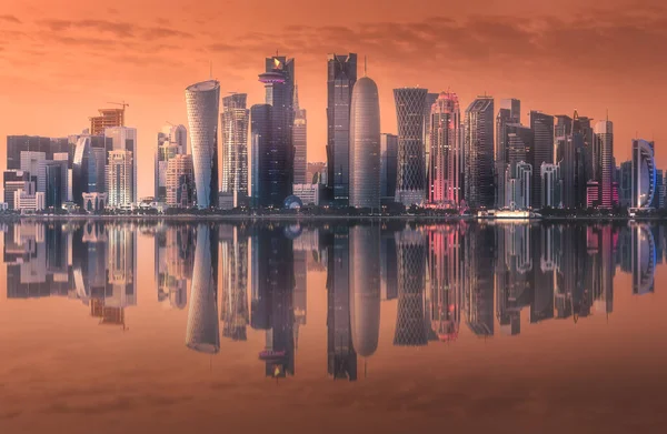 De skyline van West Bay en centrum van de stad Doha, Qatar — Stockfoto