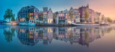 Nehir, kanallar ve geleneksel eski evler Amsterdam