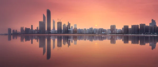 Vista panorámica de Abu Dhabi Skyline al atardecer, EAU —  Fotos de Stock