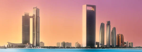 Vue de Abu Dhabi Skyline au lever du soleil, EAU — Photo