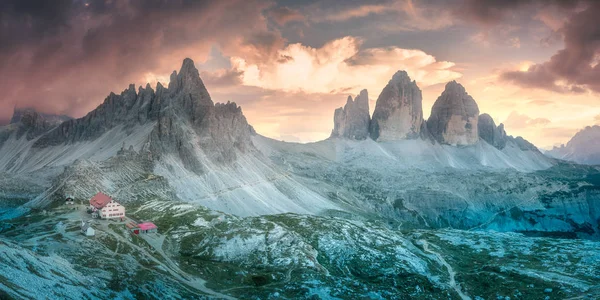 Ridge bergzicht weergave van Drei Zinnen of Tre Cime di Lavaredo, Zuid-Tirol, Dolomieten Italien Alpen — Stockfoto