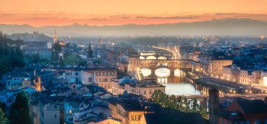 Arno Nehri, Ponte Vecchio ve sunset Floransa, İtalya, Sarayı, Basilica of Santa Croce, Boboli ve Bardini bahçeleri panoramik görünümünü. Gökyüzü kırpma yolu