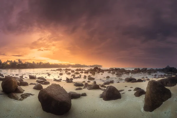 Tropischer Strand mit Felsen an der Sandküste des Ozeans — Stockfoto