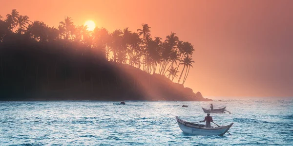 漁師と海と夕日の熱帯ビーチ — ストック写真