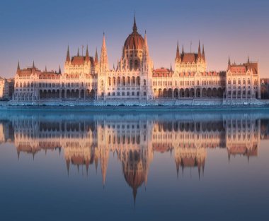 Parlamento Binası ve nehir Tuna Budapeşte