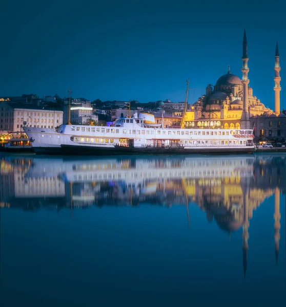 Vista del ferry público y el casco antiguo de Estambul — Foto de Stock