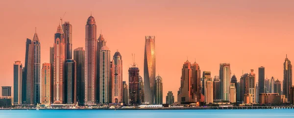 Dubai Marina vista desde Palm Jumeirah, Emiratos Árabes Unidos —  Fotos de Stock