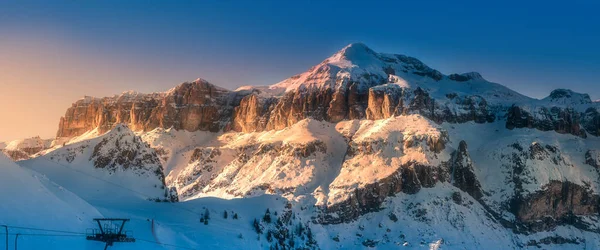 雪で覆われた山と尾根のドロミティ — ストック写真