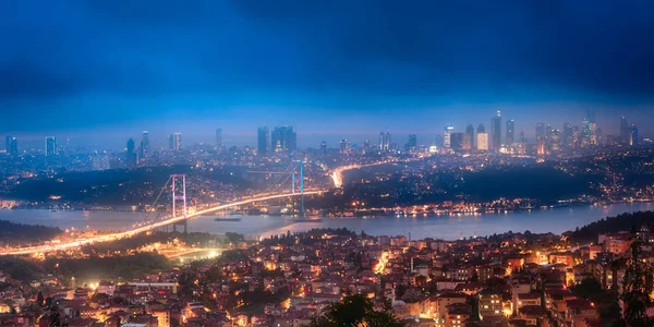 Vista aérea nocturna del puente del Bósforo y panorama de Estambul — Foto de Stock