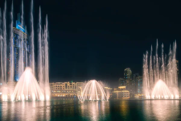 Noční panoráma s tančící fontáně v Dubaji — Stock fotografie