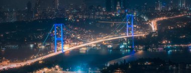 Gece İstanbul Boğaz Köprüsü'nün görünümü