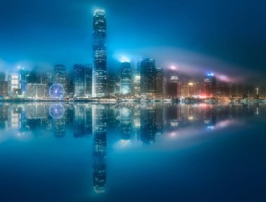 Kowloon, Çin'den sis içinde Hong Kong manzarası