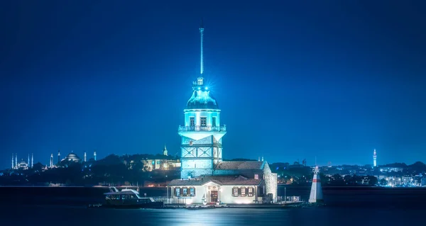 Maiden toren in de zeestraat Bosporus Istanbul, Turkije — Stockfoto