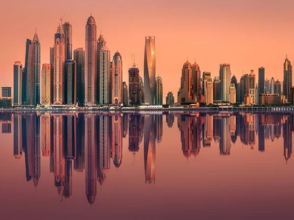 Dubai Marina bay uitzicht vanaf Palm Jumeirah, Verenigde Arabische Emiraten — Stockfoto