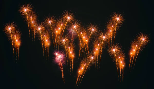 Explosión de fuegos artificiales de colores sobre el fondo negro — Foto de Stock