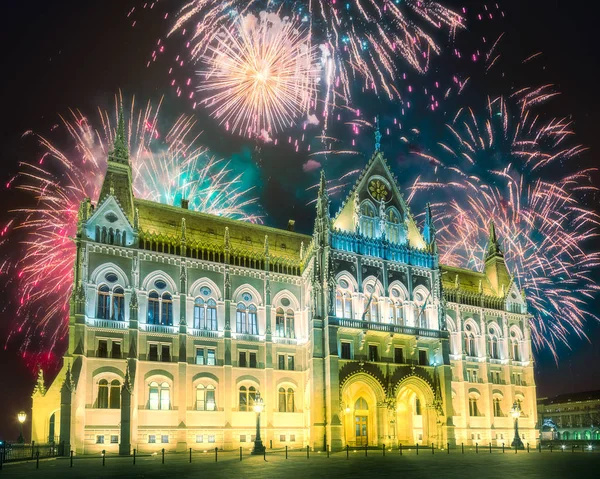 Beautiful fireworks above Hungarian Parliament in Budapest — Stock Photo, Image