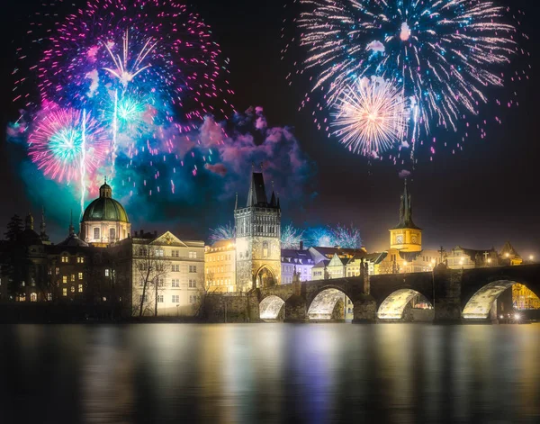 Beautiful fireworks above Charles bridgeat at at night, Prague, Czech Republic — стоковое фото