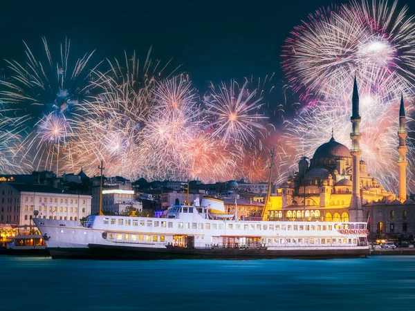 Gyönyörű tűzijátékok komp és a régi Isztambul kerület felett — Stock Fotó