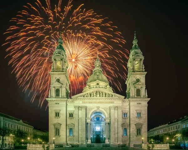 Beautiful fireworks above St. Stephens Basilica and square in Budapest — Stock Photo, Image