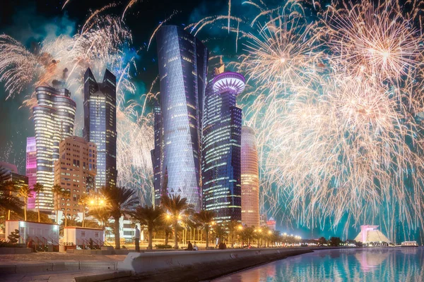 Schönes Feuerwerk über dem Park in der Innenstadt von Doha — Stockfoto