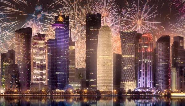 Schönes Feuerwerk über der Skyline von West Bay und Doha City, Katar — Stockfoto