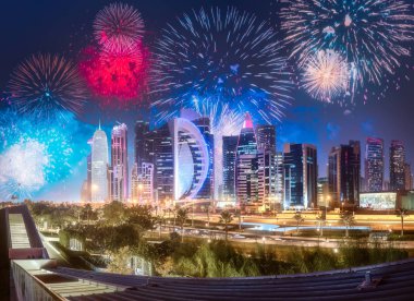 Yukarıda West Bay ve Doha Şehir, Katar güzel havai fişek
