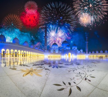 Sheikh Zayed Ulu Camii yukarıda güzel fireworks batımında Abu Dhabi, Birleşik Arap Emirlikleri