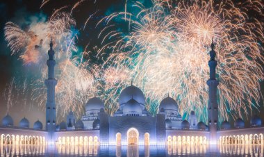Sheikh Zayed Ulu Camii yukarıda güzel fireworks batımında Abu Dhabi, Birleşik Arap Emirlikleri