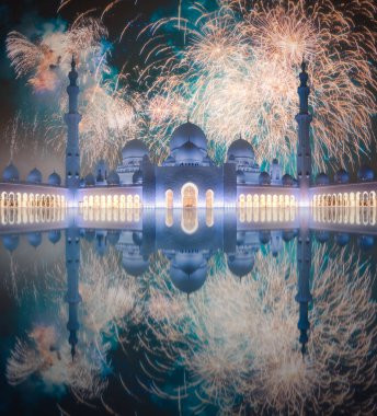 Sheikh Zayed Ulu Camii yukarıda güzel fireworks batımında Abu Dhabi, Birleşik Arap Emirlikleri
