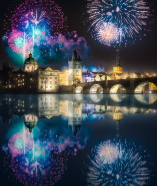 Charles bridgeat, gece, Prague, Çek Cumhuriyeti yukarıda güzel havai fişek