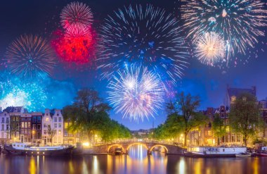 Nehir, geleneksel eski evler ve tekneler, Amsterdam