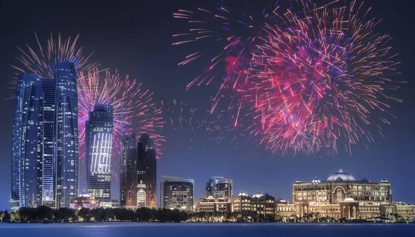 Gece, BAE Abu Dhabi manzarası yukarıda güzel havai fişek
