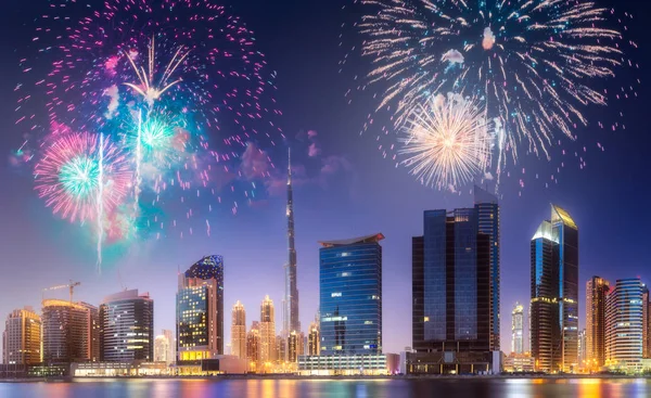 Gyönyörű tűzijátékok üzleti Dubai öböl, Egyesült Arab Emírségek — Stock Fotó