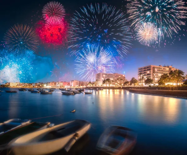 Gyönyörű tűzijátékok San Antonio stranddal, Ibiza, Spanyolország — Stock Fotó