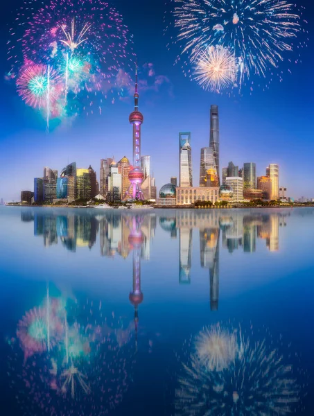 Gyönyörű tűzijátékok Shanghai skyline éjjel fent — Stock Fotó