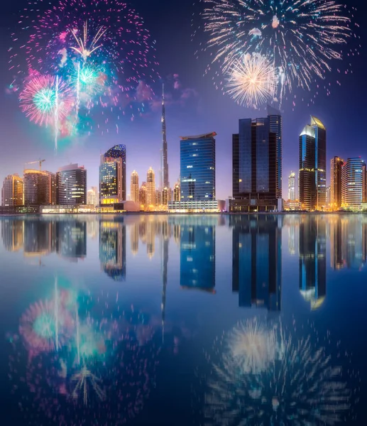 Gyönyörű tűzijátékok üzleti Dubai öböl, Egyesült Arab Emírségek — Stock Fotó