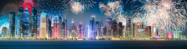 Gyönyörű tűzijáték, Doha Városközpont park felett — Stock Fotó
