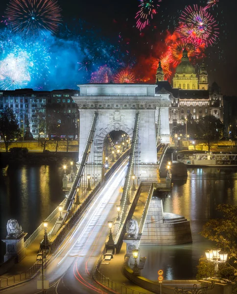 Prachtige vuurwerk boven Chain Bridge bij nacht, Budapest, Hongarije — Stockfoto