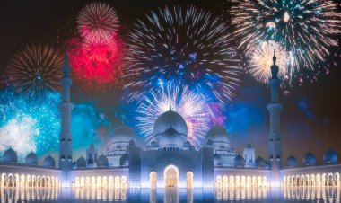 Sheikh Zayed Ulu Camii yukarıda güzel fireworks batımında Abu Dhabi, Birleşik Arap Emirlikleri