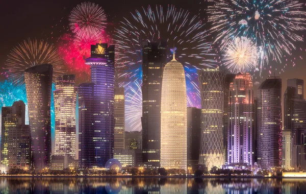Gyönyörű tűzijátékok fent West Bay és a város Doha, Katar — Stock Fotó