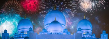 Sheikh Zayed Ulu Camii yukarıda güzel fireworks batımında Abu Dhabi, Birleşik Arap Emirlikleri