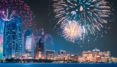 Gece, BAE Abu Dhabi manzarası yukarıda güzel havai fişek