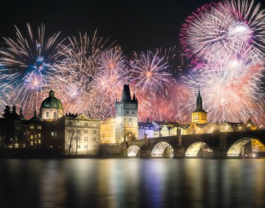 Charles bridgeat, gece, Prague, Çek Cumhuriyeti yukarıda güzel havai fişek