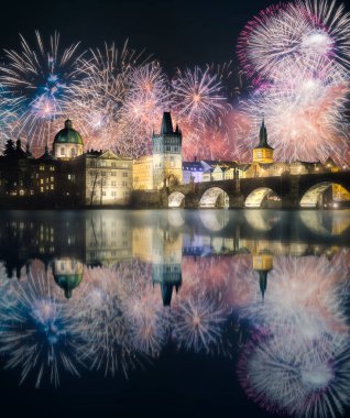 Charles bridgeat, gece, Prague, Çek Cumhuriyeti yukarıda güzel havai fişek