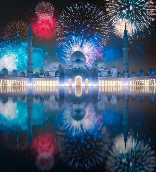 Belos fogos de artifício acima da Grande Mesquita Sheikh Zayed ao pôr do sol Abu-Dhabi, Emirados Árabes Unidos — Fotografia de Stock