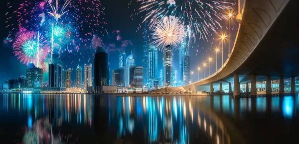 Belos fogos de artifício acima de Dubai Business Bay, Emirados Árabes Unidos — Fotografia de Stock
