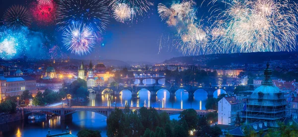 Prachtige vuurwerk boven Praag met bruggen over de Moldau — Stockfoto