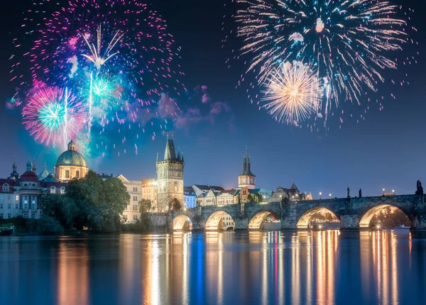 Hermosos fuegos artificiales sobre Charles Bridgeat en la noche, Praga, República Checa —  Fotos de Stock