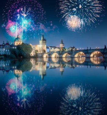 Charles bridgeat, gece, Prague, Çek Cumhuriyeti yukarıda güzel havai fişek