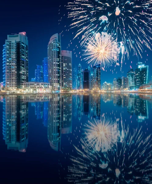 Gyönyörű tűzijátékok felett Dubai Marina bay, Egyesült Arab Emírségek — Stock Fotó